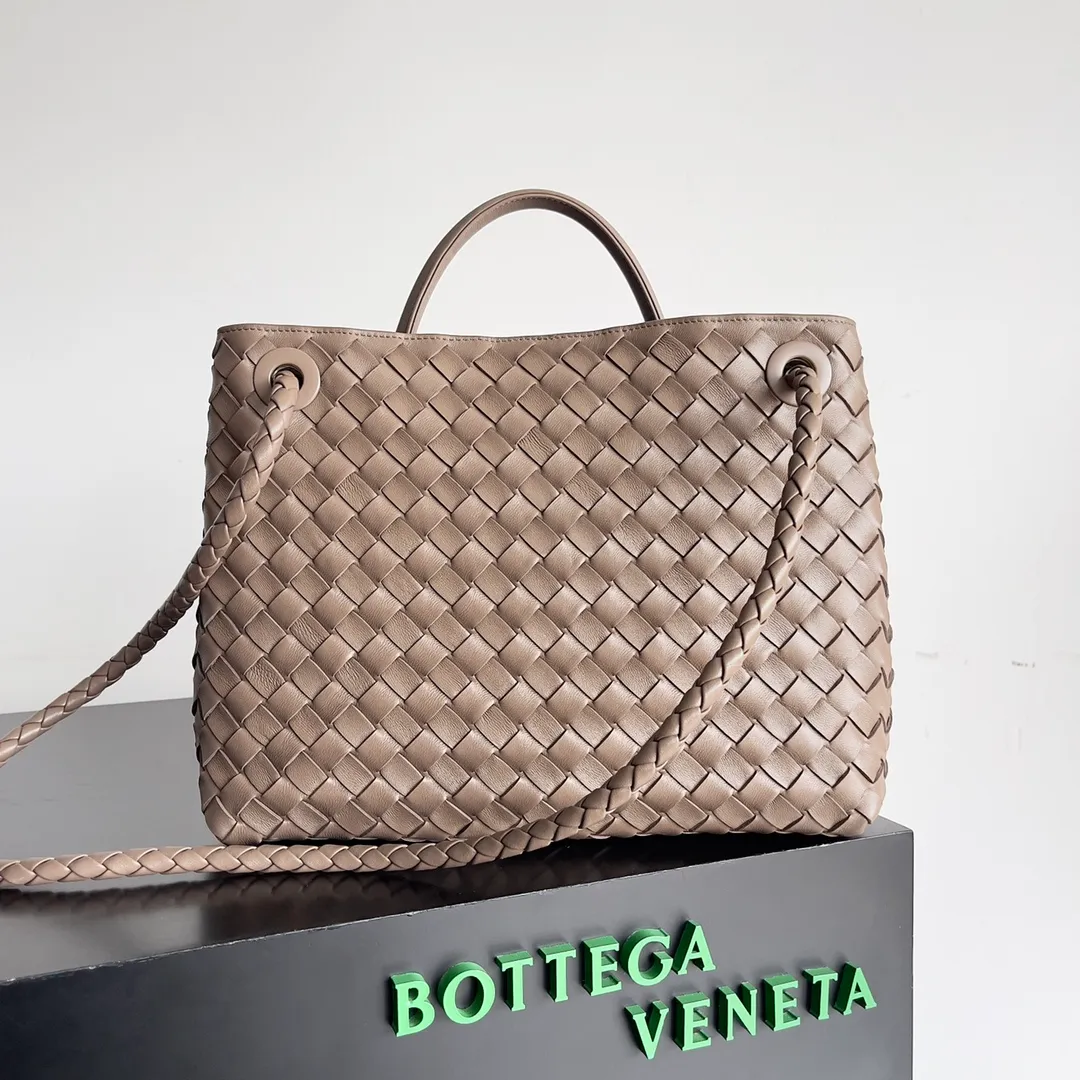 The 2023 new Andiamo batch of 2260 BV has been shipped‼ ️Really popular🔥The new Andiamo woven handbag launched by Bottega Veneta this season is really popular all over the world! ! Celebrities at home and abroad have worn it, and Oscar-winning actress Michelle Yeoh has taken it out on the street. Song Jia, Trai Yara, Yu Feihong, Sanji Ayaka, Rosie Hunting-Whiteley, Yoshioka Riho, etc. have all picked up this bag. It is classic and versatile, showing off its temperament, and the bag capacity is also large, which is very convenient for daily commuting! ! A variety of carrying methods, the shoulder straps can be adjusted by yourself, the original lambskin feels soft and delicate, and the unisex style breaks the gender boundaries and brings a more practical and long-lasting use experience. Andiamo, which has both elegant and casual styles, perfectly interprets the true appearance of "fashionable old money style". Style number: 743572 Size: 32*24*12